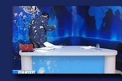 Επίθεση με γιαούρτια σε παρουσιαστή