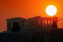 Η Ελλάδα διαγράφει τη μεταπολίτευση και επανεκκινεί τη δημοκρατία της
