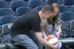 Η καλύτερη πρόταση γάμου είναι μπασκετική (video)