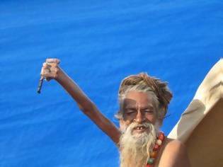 Φωτογραφία για AΠΙΣΤΕΥΤΟ: Ένας ινδός κράτησε σηκωμένο το χέρι του για 38 χρόνια