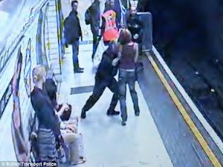 Φωτογραφία για Mία γυναίκα, έπεσε επάνω σε έναν διαταραγμένο άνδρα στο μετρό....και αυτός την έσπρωξε στις ράγες [ΦΩΤΟ]