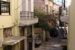 Έπεσε από το μπαλκόνι του τρίτου ορόφου και δεν έπαθε το παραμικρό!