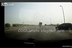 Θα αποφύγει τη σύγκρουση με τα μπροστινά αυτοκίνητα? (video)