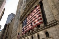 Ξεμπροστιάζουν τους κολοσσούς της Wall Street