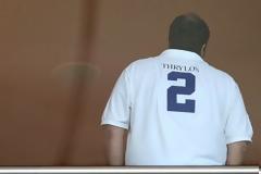 Δείτε τι γράφει το t-shirt που φορά ο Βαγγέλης Μαρινάκης, με αφορμή την κατάκτηση του 39ου πρωταθλήματος του Ολυμπιακού.