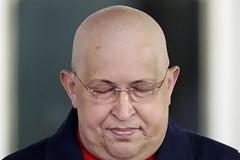 O Ούγκο Τσάβεζ προσεύχεται δακρυσμένος...