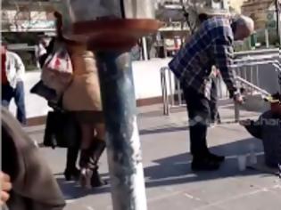 Φωτογραφία για Aνάπηρος ζητιάνος σηκώνεται και φεύγει περπατώντας μετά το τέλος της «βάρδιας» - Δείτε το βίντεο