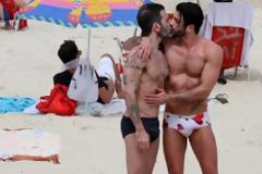 Το «καυτό» φιλί του σχεδιαστή Marc Jacobs που κάνει το γύρο του κόσμου!