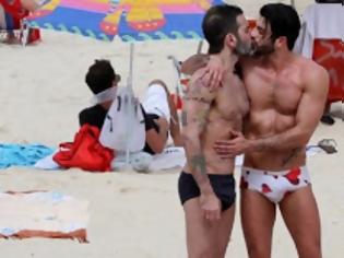 Φωτογραφία για Το «καυτό» φιλί του σχεδιαστή Marc Jacobs που κάνει το γύρο του κόσμου!