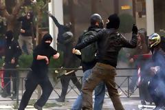 Θρασύδειλη επίθεση παρακρατικής συμμορίας σε κατάστημα στελέχους της Χρυσής Αυγής