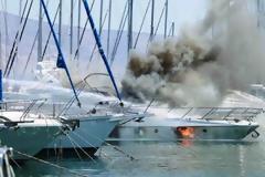 Πυρκαγιά σε ιστιοφόρο στη μαρίνα του Ναυτικού Ομίλου Αιγίου
