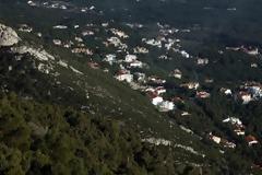 Φόροι σε ημιυπαίθριους και αυθαίρετα για να μειωθεί 15% το χαράτσι στα ακίνητα