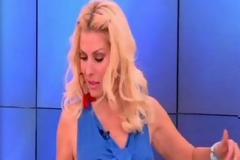 Η Eλένη Μενεγάκη εμφανίστηκε στην εκπομπή της χωρίς σουτιέν!