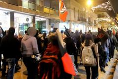 ΣΥΜΒΑΙΝΕΙ ΤΩΡΑ: Πάτρα: Ομάδα αντιεξουσιαστών κινείται προς το Αστυνομικό Μέγαρο