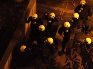 Φωτογραφία για Πάτρα-Τώρα: Ισχυρή αστυνομική δύναμη έχει ζώσει το Aστυνομικό Μέγαρο - Ομάδα αντιεξουσιαστών επιχείρησε να προσεγγίσει στην περιοχή