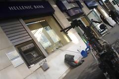 Πάτρα:  Eπίθεση με μολότοφ στην Ελληνική Τράπεζα και την εφημερίδα 