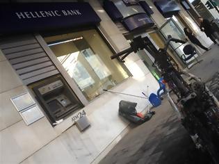 Φωτογραφία για Πάτρα:  Eπίθεση με μολότοφ στην Ελληνική Τράπεζα και την εφημερίδα Πελοπόννησος - Δείτε φωτο