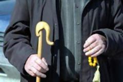 Γιατί και πως έδειραν 87χρονο γέροντα, που του άλλαξαν τα φώτα!