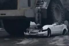 Εργαζόμενος λιώνει με μπουλντόζα το αμάξι του αφεντικού του! [video]