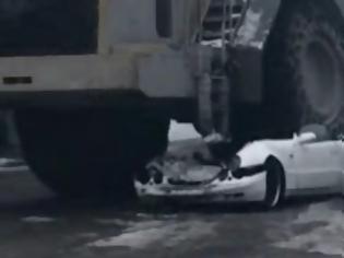 Φωτογραφία για Εργαζόμενος λιώνει με μπουλντόζα το αμάξι του αφεντικού του! [video]
