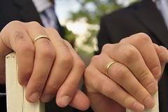 Έγινε το πρώτο βήμα για τη νομιμοποίηση των γάμων των ομοφυλόφιλων στη Γαλλία