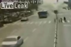 VIDEO-ΣΟΚ: Η στιγμή της έκρηξης σε λεωφορείο !