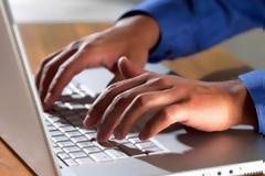 Κατηγορήθηκε ότι έκλεψε ένα laptop και τέθηκε σε αργία 1,5 χρόνο!