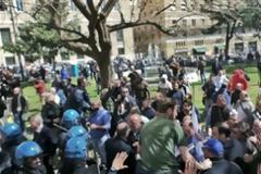 Στους δρόμους οι καταστηματάρχες της Νάπολης