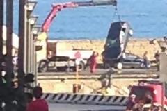 Πήγε να πάρει τσιγάρα και ξέχασε το χειρόφρενο!