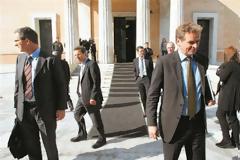Oλόκληρα ταψιά με σάντουιτς έφαγε η Τρόικα στις 4.30 χθες το απόγευμα