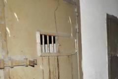 Το έσκασαν από το κρατητήριο με τρύπα στον τοίχο