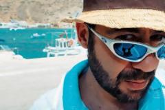 «Μου πήραν το αυτοκίνητο και νοικιάζω το σκάφος που ζω σε παρέες», δηλώνει ο Σωτήρης Καλυβάτσης
