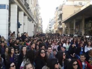 Φωτογραφία για Πάτρα: Επεισόδια στη συνέλευση του ΤΕΙ - Φυγάδευσαν τον Σ. Καπλάνη από τους εξαγριωμένους φοιτητές