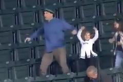 Ένας daddy... very cool! [video]