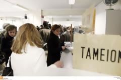 Περιοριστικοί όροι στην ταμία για την υπεξαίρεση 450.000 ευρώ
