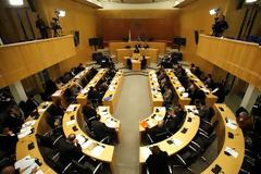 Στην κυπριακή Βουλή νομοσχέδιο για περικοπές μισθών και επιβολή φόρων