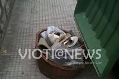 Θήβα: Αφήνουν παπούτσια δίπλα στους κάδους!
