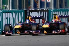 ΟΙ ΕΝΤΟΛΕΣ ΚΑΙ ΟΙ ΟΜΑΔΕΣ ΓΙΑ ΤΟΝ  VETTEL ΚΑΙ ΟΙ ΚΟΝΤΡΕΣ