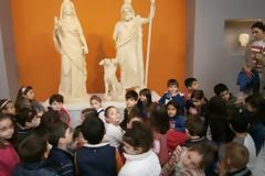 Ξενάγηση λιλιπούτειων μαθητών με συνοδό την Περσεφόνη