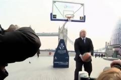 Ο Δήμαρχος βάζει καλάθι με...κλειστά μάτια!