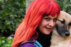 «Eίμαι μια γεροντοκόρη που ζω με γατιά και σκύλους», δηλώνει Ελληνίδα κωμικός [βίντεο]