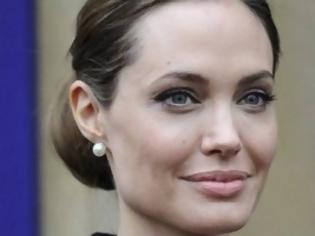 Φωτογραφία για Η Angelina Jolie μεγάλωσε: Δείτε τη star με γκρίζα μαλλιά και ρυτίδες