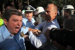 Στολή στις διαδηλώσεις τέλος και για τους αστυνομικούς.