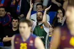 Ο ηρωικός οπαδός που πανηγύρισε το καλάθι του Διαμαντίδη στη Βαρκελώνη