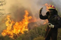 Απειλούνται σπίτια στον Πύργο Ψηλονέρου από μεγάλη φωτιά