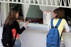 Πάτρα: Ιδιοκτήτης κυλικείου διασύρει μαθητές δημοτικού...