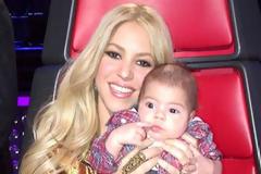 Με... τον μπέμπη της στο πλατό η Shakira!