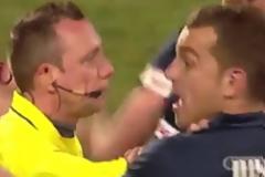 Ο διαιτητής έπιασε τον παίκτη από τον...λαιμό!