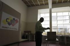 Κλείνουν τα εκλογικά τμήματα στη Βενεζουέλα