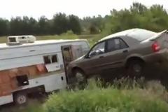 Αυτοκίνητο κάνει άλμα μέσα από τροχόσπιτο [Video]